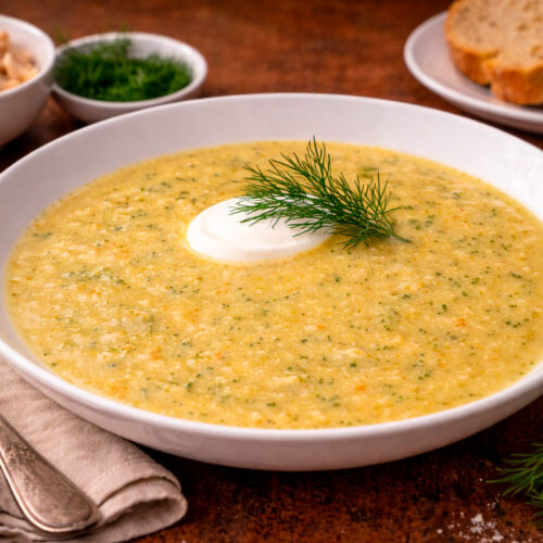 Суп-пюре с куриной грудкой в белой тарелке