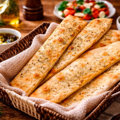 Хрустящая итальянская фокачча с чесноком и травами в хлебной корзинке