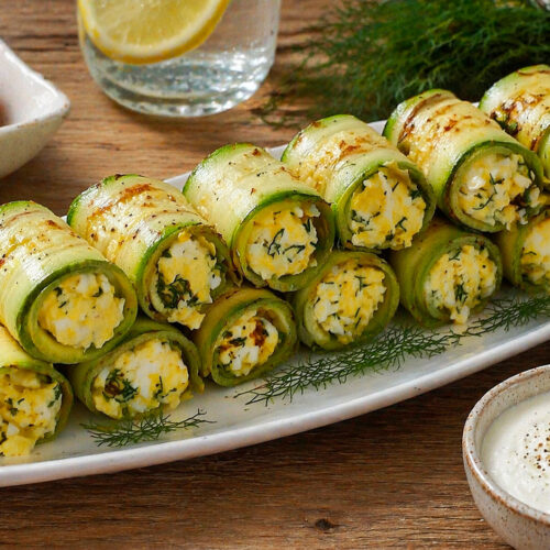 Аккуратные рулетики из кабачка с нежной сырно-яичной начинкой и зеленью
