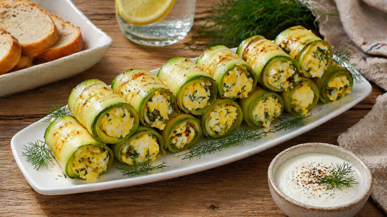 Аккуратные рулетики из кабачка с нежной сырно-яичной начинкой и зеленью