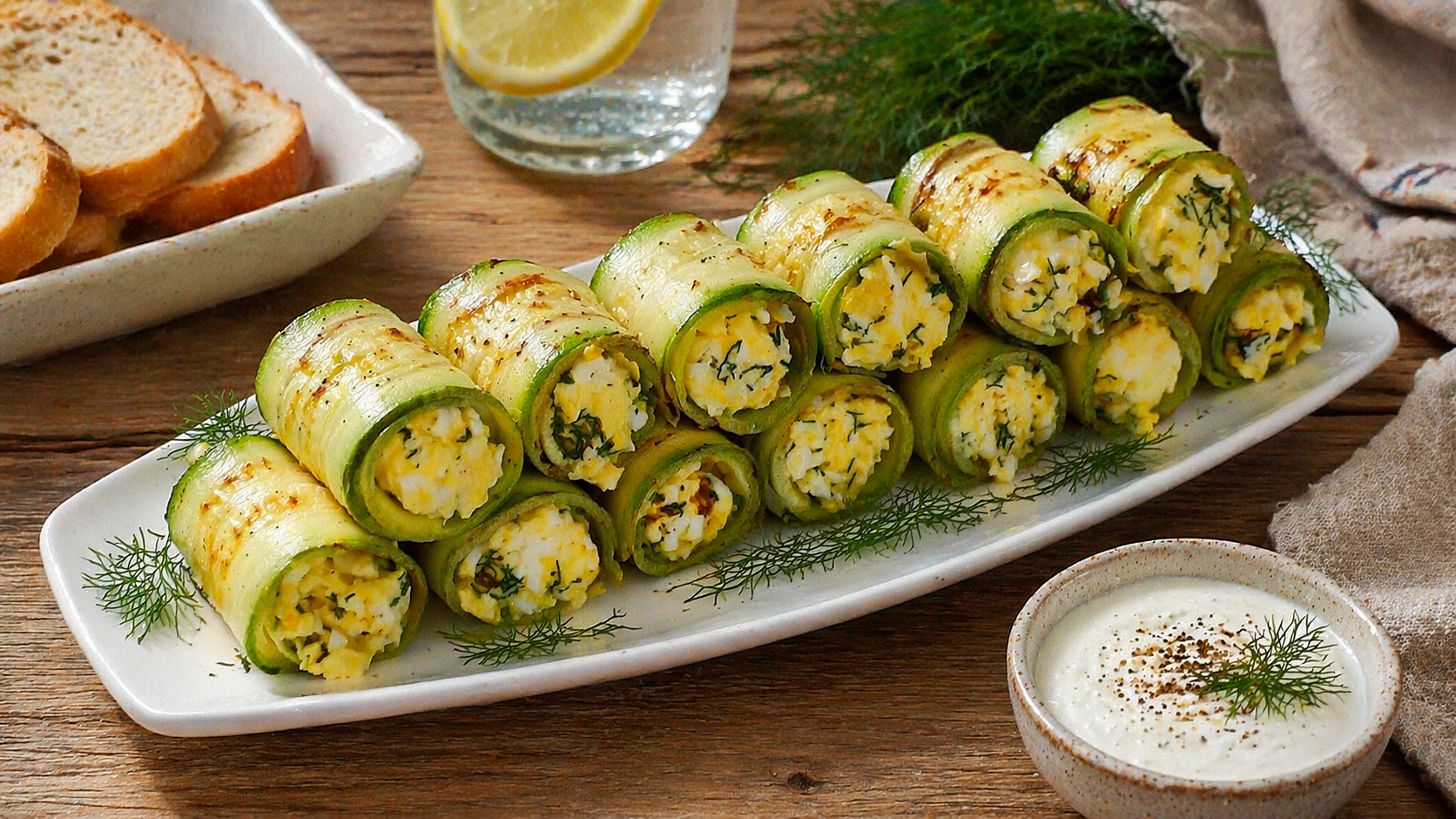 Аккуратные рулетики из кабачка с нежной сырно-яичной начинкой и зеленью