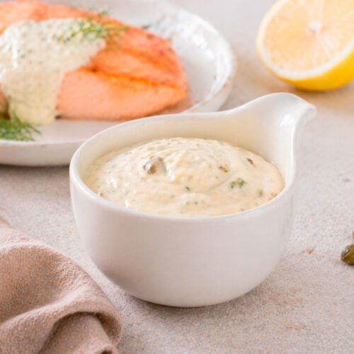 Классический тартар с зеленью и кусочками огурцов крупным планом