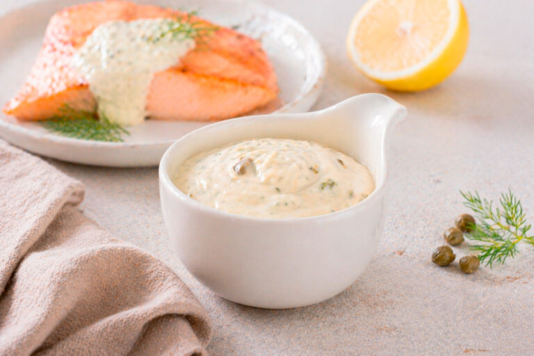 Классический тартар с зеленью и кусочками огурцов крупным планом
