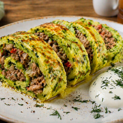 Готовый рулет из кабачка с куриным фаршем порционно на тарелке