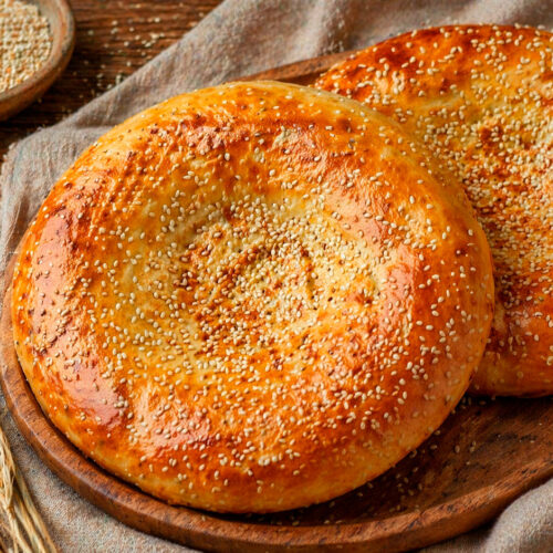 Узбекские лепёшки с кунжутом на кухонном столе