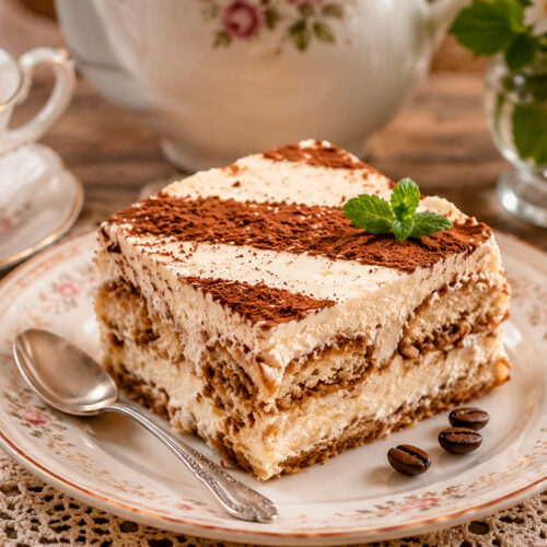Тирамису на блюдечке с чашкой чая