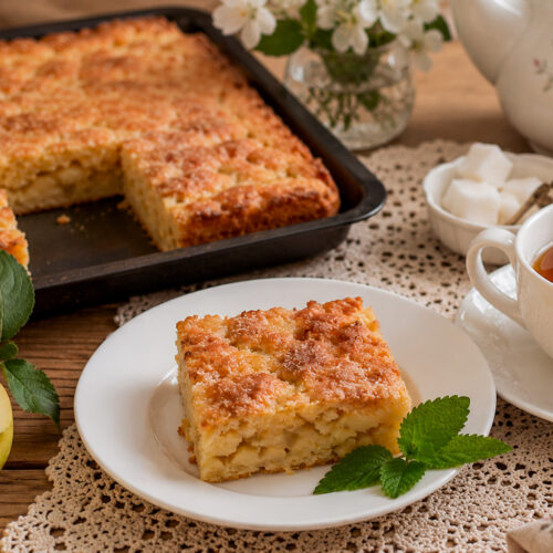 Итальянская шарлотка с яблоками, поданная к чаю