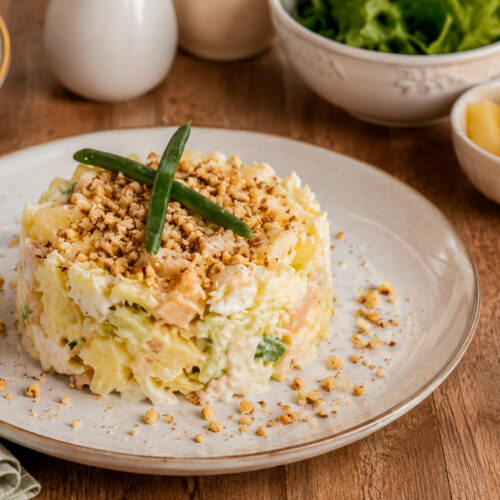 Крупный план салата с курицей, ананасами и грецкими орехами