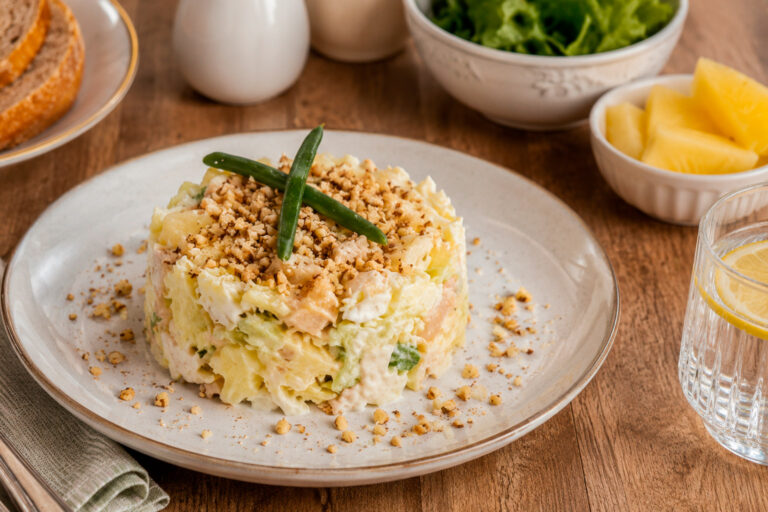 Крупный план салата с курицей, ананасами и грецкими орехами