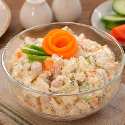 Сытный куриный салат с фасолью в салатнице