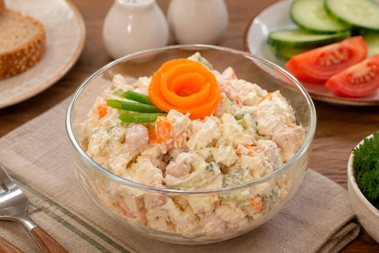 Сытный куриный салат с фасолью в салатнице