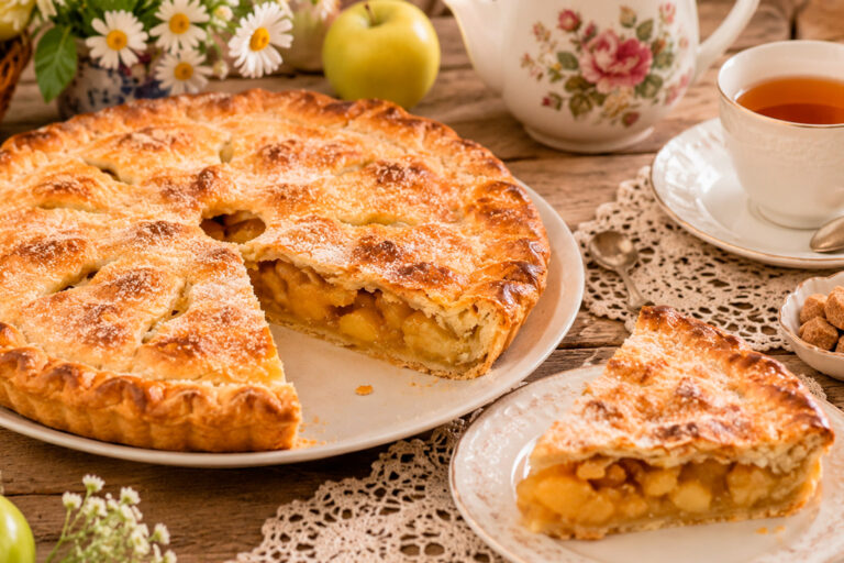 Крупный план домашнего пирога с яблочной начинкой и корицей
