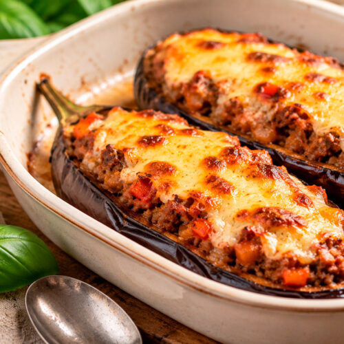 Запечённые баклажаны-лодочки с мясной начинкой и сыром