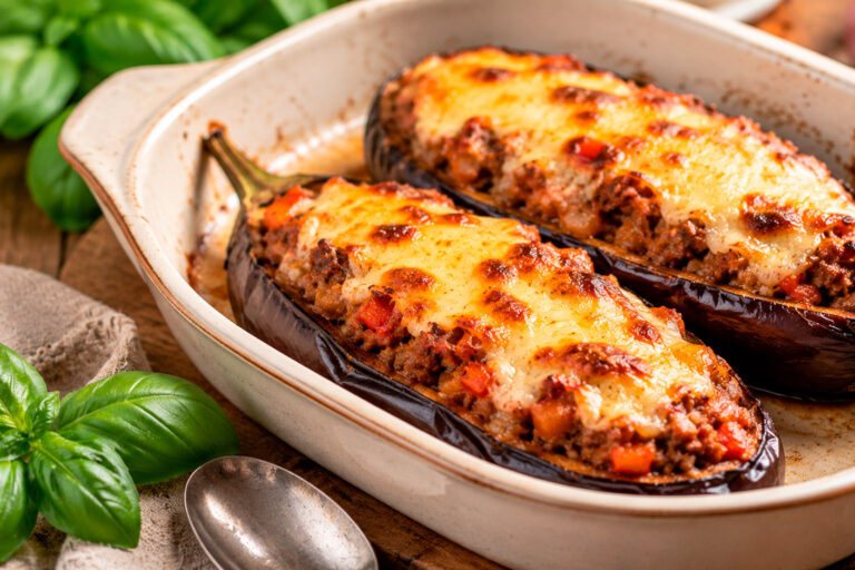 Запечённые баклажаны-лодочки с мясной начинкой и сыром