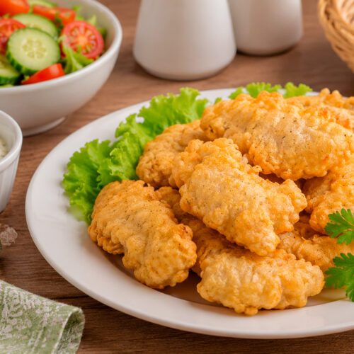 Золотистый хек в кляре на тарелке, хрустящая корочка и сочное филе