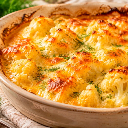 Запечённая цветная капуста с яйцом и сыром в керамической форме