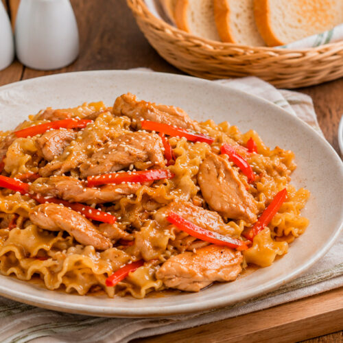 Готовое блюдо с куриной грудкой, лапшой и овощами в соевом соусе